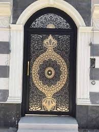 معلم لتفصيل الابواب حسب الطلب بالرياض